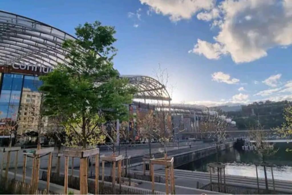 Appartement dans Peniche atypique et idyllique a Confluence nuit insolite Rhone Alpes Lyon 7
