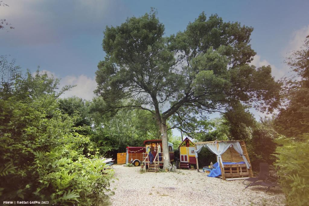Authentique roulotte foraine nuit insolite Provence Alpes Cote dAzur Arles 2