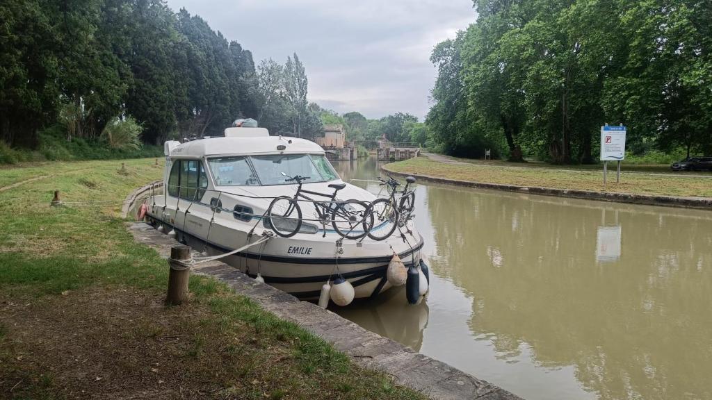 Bateau 6 personnes sans permis terrasse a quai ou option navigation nuit insolite Languedoc Roussillon Beziers 17