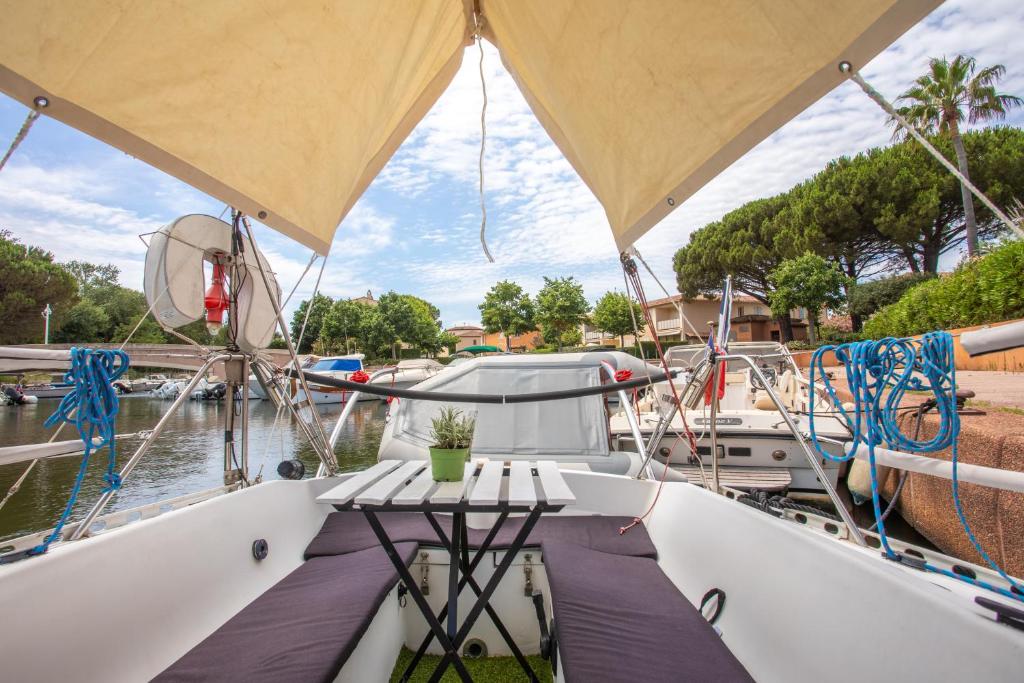 Bateau dans le Port de Cogolin nuit insolite Provence Alpes Cote dAzur Cogolin 8