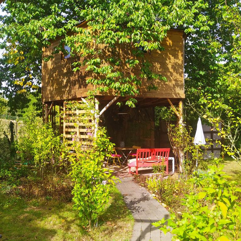 CABANE CERISE DANS LARBRE Etapeboisee nuit insolite Champagne Ardenne Fumay 4