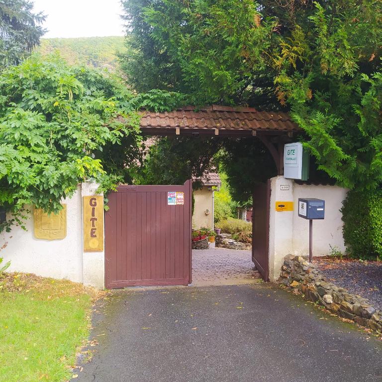 CABANE CERISE DANS LARBRE Etapeboisee nuit insolite Champagne Ardenne Fumay 8