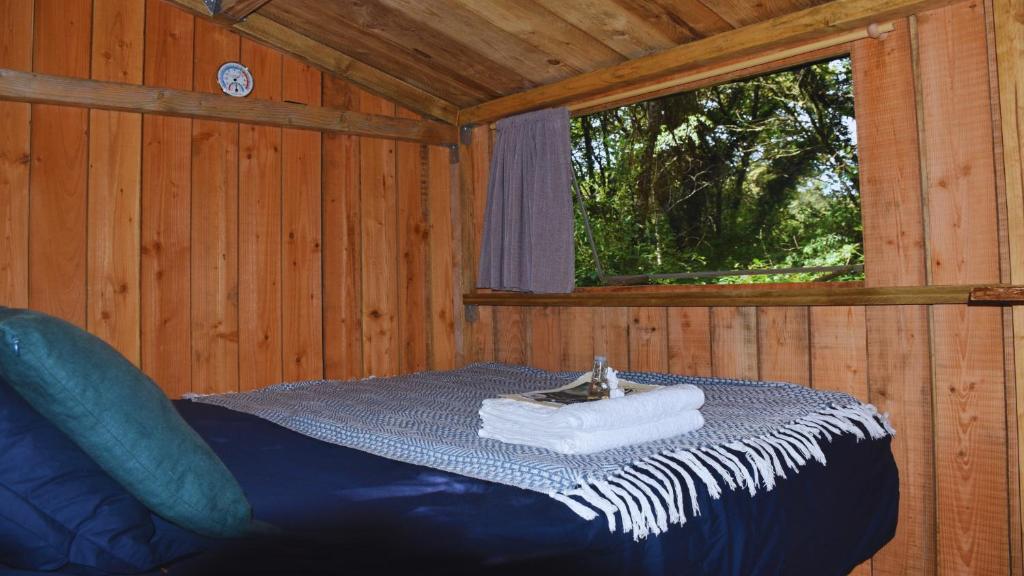 Chambre scandinave dans un parc forestier nuit insolite Limousin Marval 4