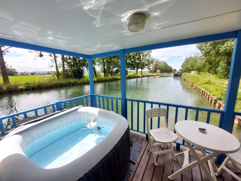 Cottage flottant Terrasse Nature pres Dijon nuit insolite Region non trouvee Ville non trouvee 4