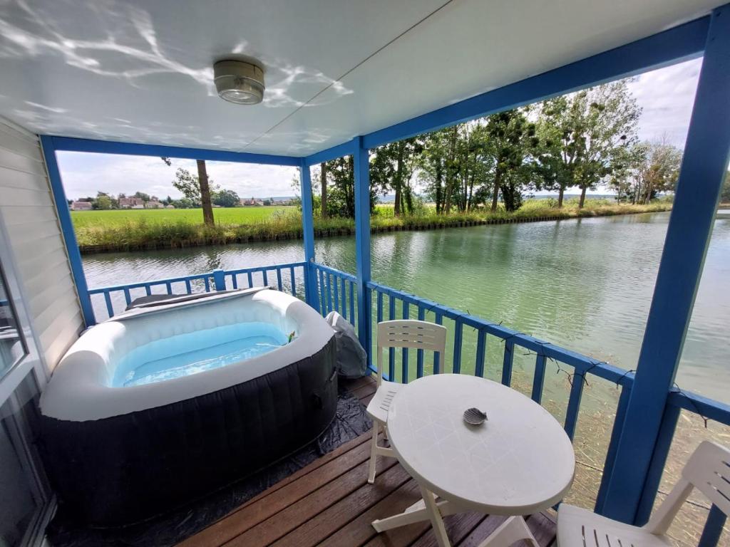 Cottage flottant Terrasse Nature pres Dijon nuit insolite Region non trouvee Ville non trouvee 9