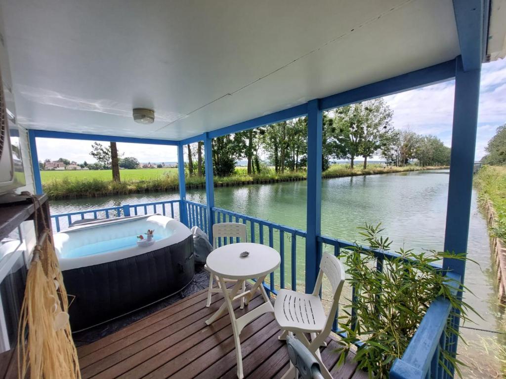 Cottage flottant Terrasse Nature pres Dijon nuit insolite Region non trouvee Ville non trouvee