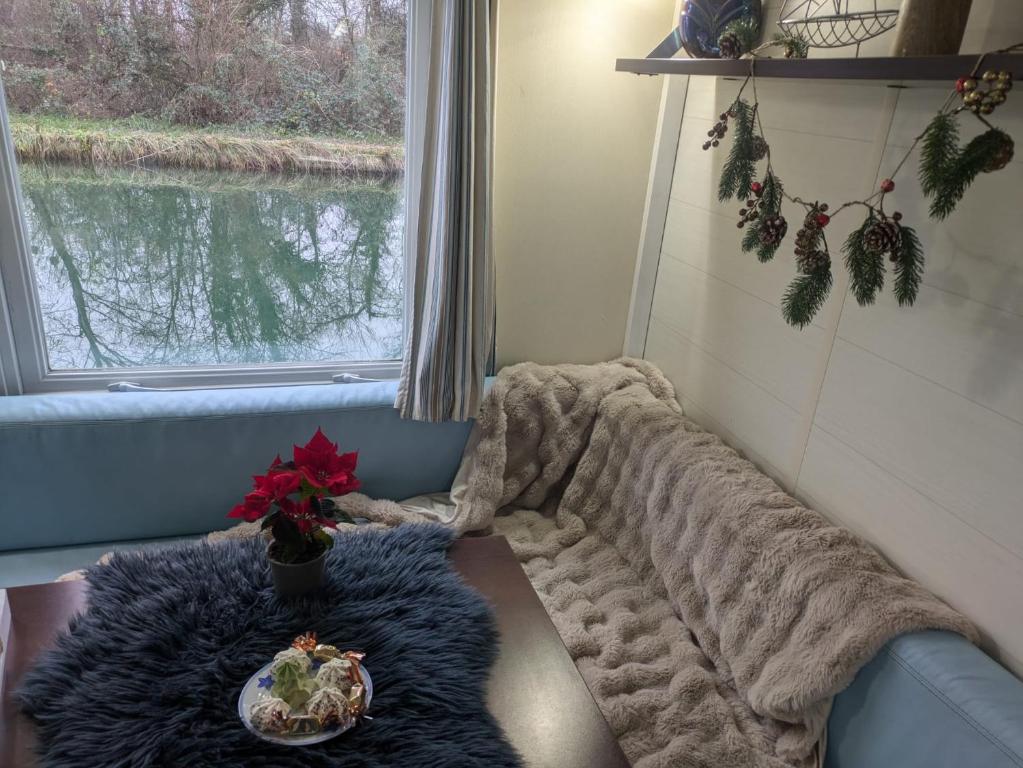 Cottage flottant jacuzzi prive en option gamme superieure nuit insolite Bourgogne Saint Jean de Losne 13