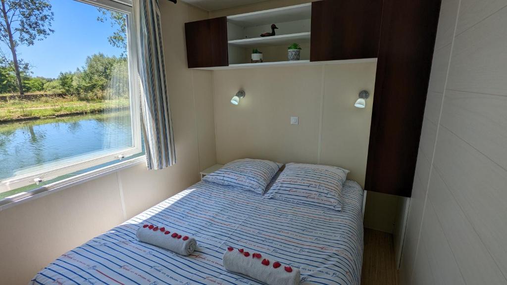 Cottage flottant terrasse gamme superieure option jacuzzi proche Dijon nuit insolite Region non trouvee Ville non trouvee 5