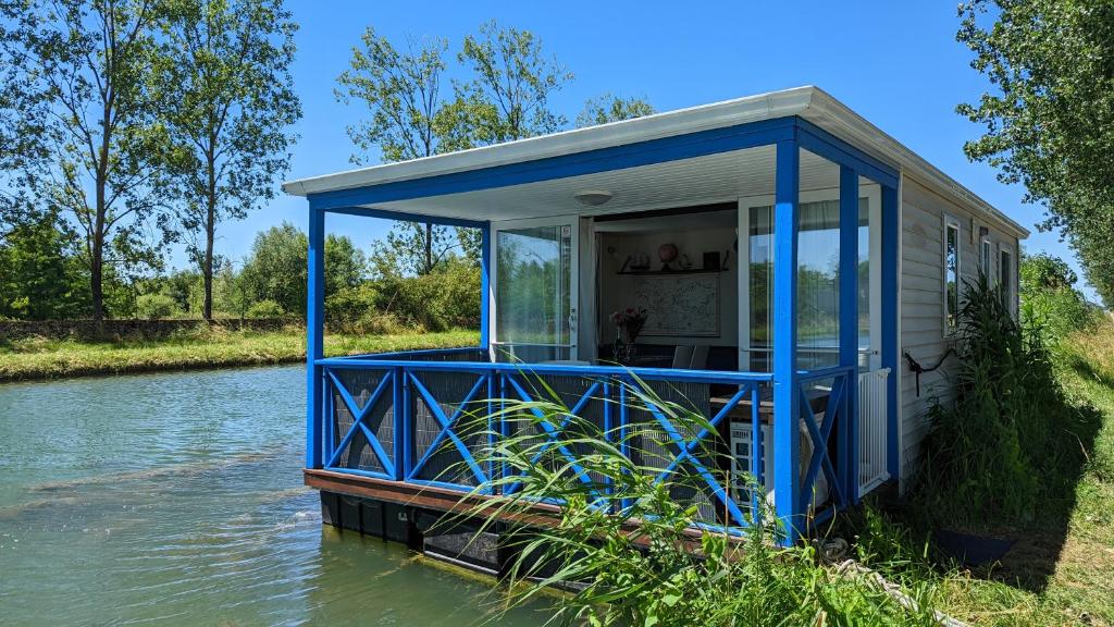 Cottage flottant terrasse gamme superieure option jacuzzi proche Dijon nuit insolite Region non trouvee Ville non trouvee 7