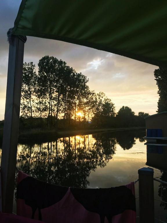 Cottage flottant terrasse jacuzzi option aux Portes de Dijon nuit insolite Region non trouvee Ville non trouvee 17