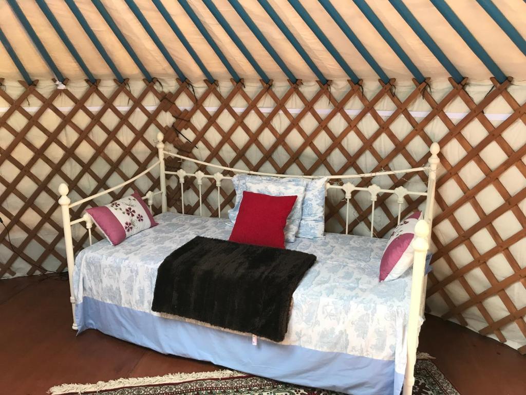 French Fields Luxury Glamping Original Mongolian Yurt nuit insolite Region non trouvee Le Vieux Cerier 1