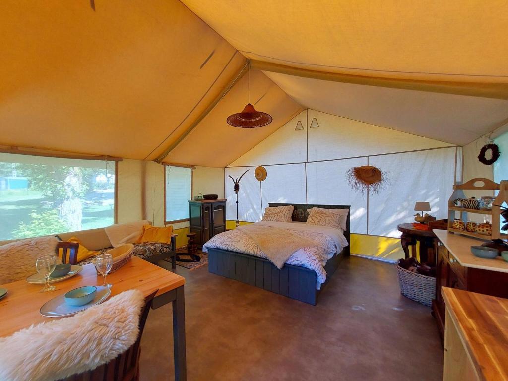 Glamping with private bathroom and spacious garden nuit insolite Region non trouvee Roussines 5