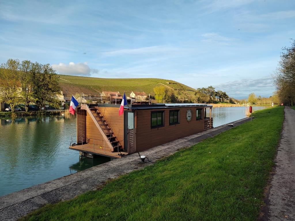 House Boat avec SPA naviguant en Champagne nuit insolite Champagne Ardenne Mareuil sur Ay 19