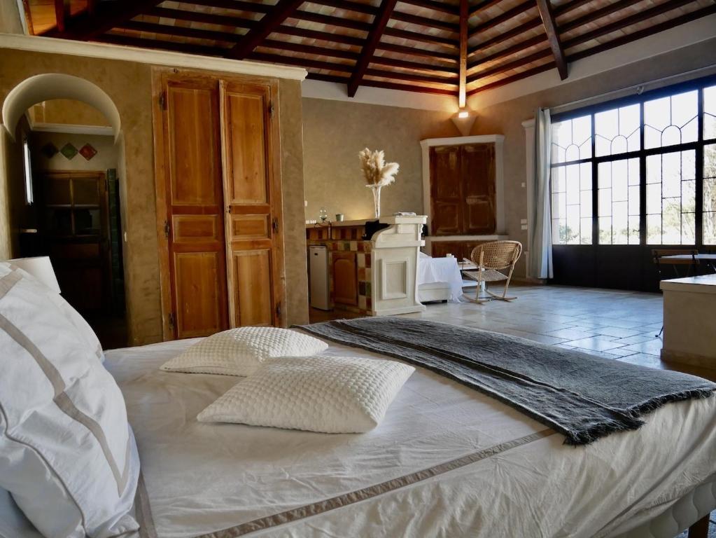 Le Pool House Private Jacuzzi Mas des Sous Bois nuit insolite Provence Alpes Cote dAzur Ventabren 12
