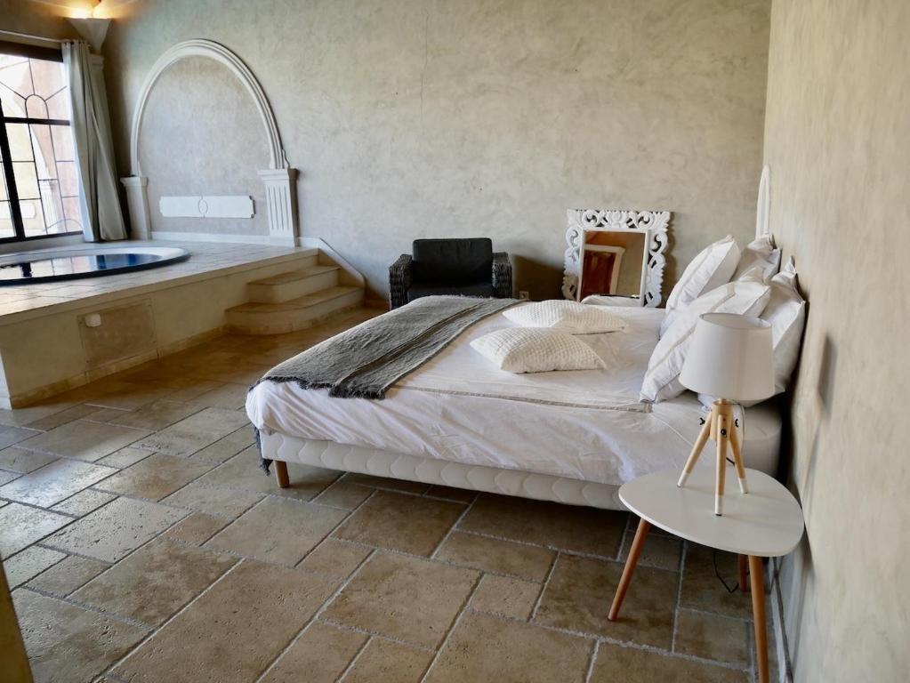 Le Pool House Private Jacuzzi Mas des Sous Bois nuit insolite Provence Alpes Cote dAzur Ventabren 13
