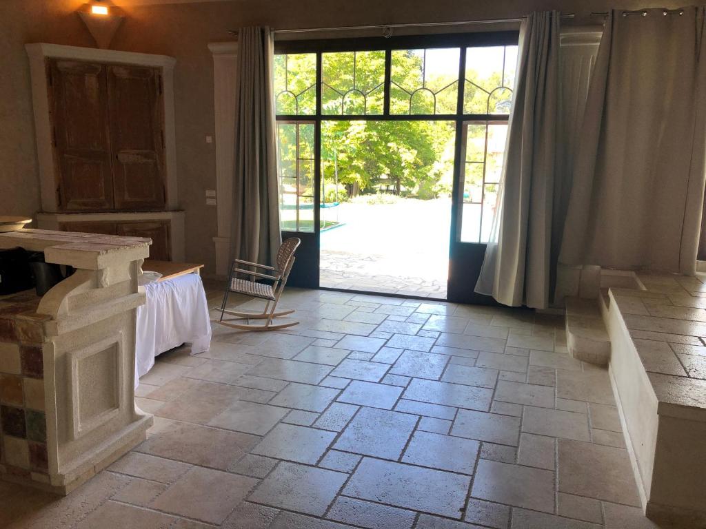 Le Pool House Private Jacuzzi Mas des Sous Bois nuit insolite Provence Alpes Cote dAzur Ventabren 18