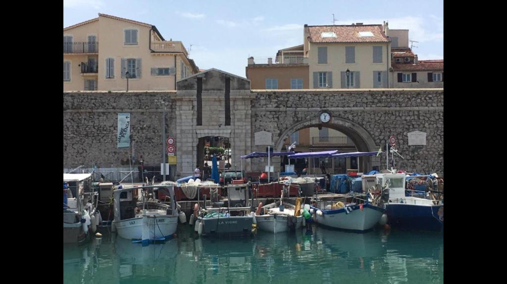 Location Bateau Hotel Antibes nuit insolite Provence Alpes Cote dAzur Antibes 5