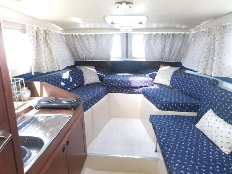 Logement bateau entre terre sauvage et mer nuit insolite Languedoc Roussillon Sainte Marie la Mer