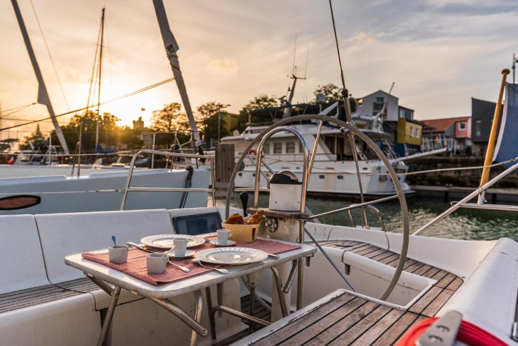 NUIT SUR UN BATEAU nuit insolite Region non trouvee La Rochelle 5