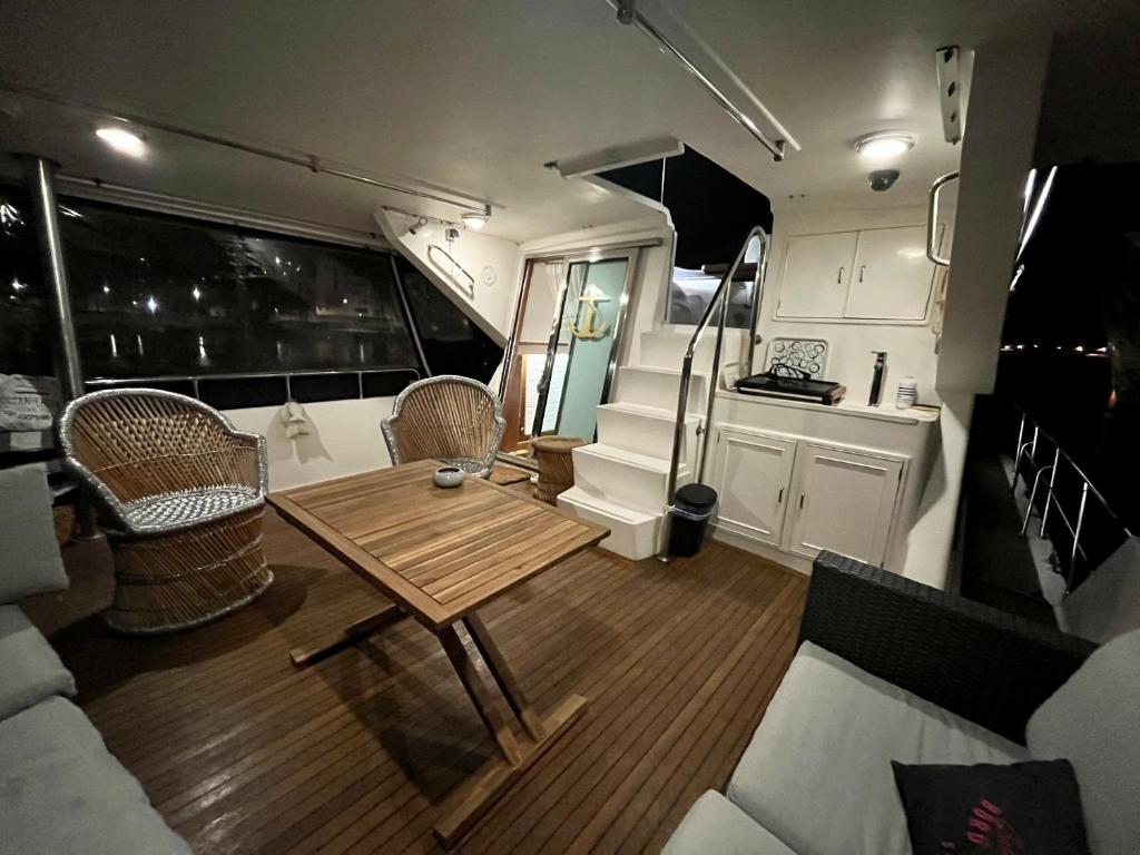 Navi Yacht a Sete 2 a 8 couchages privatif nuit insolite Languedoc Roussillon Sete 16