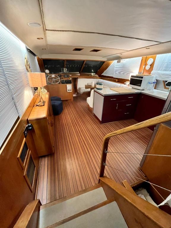 Navi Yacht a Sete 2 a 8 couchages privatif nuit insolite Languedoc Roussillon Sete 3