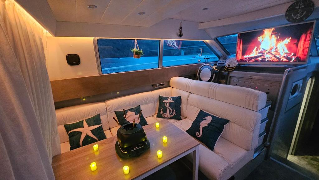 Nuits insolites sur un bateau 12m en pleine nature nuit insolite Rhone Alpes Bully 8