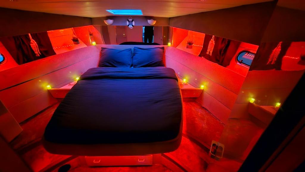 Nuits insolites sur un bateau 12m en pleine nature nuit insolite Rhone Alpes Bully
