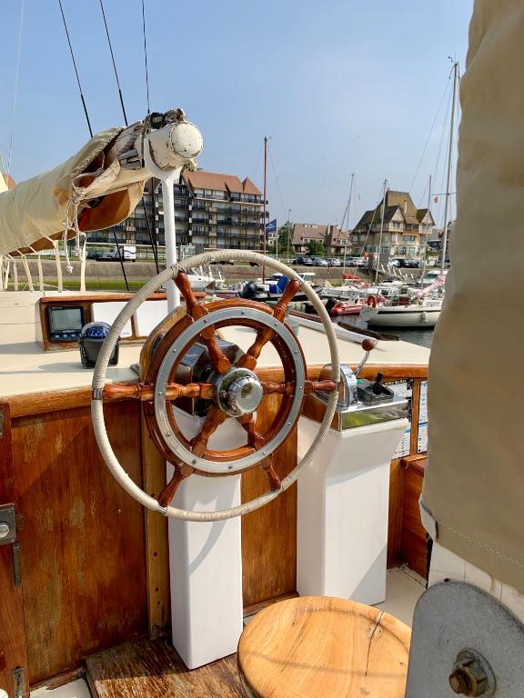 Port Deauville Yacht vintage nuit insolite Normandie Deauville 13