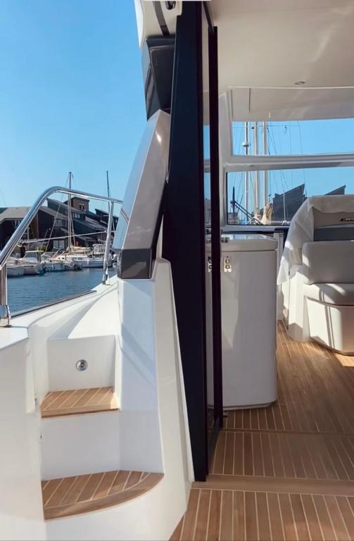 Puissance Elegance et Style Yacht a Deauville nuit insolite Normandie Deauville 9