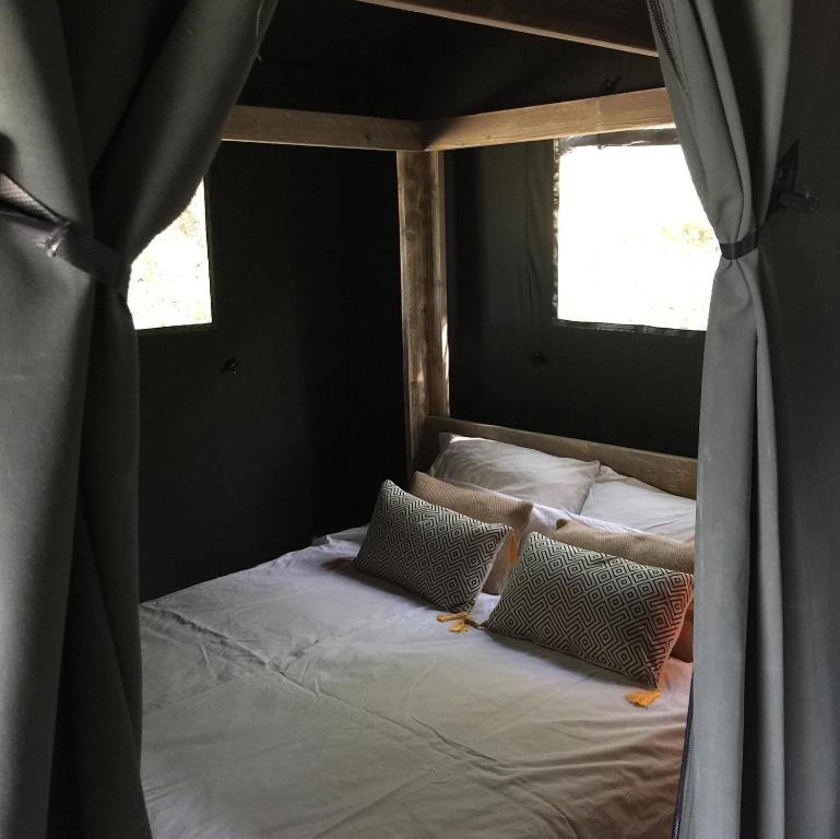 Safari tent lodges with a beautiful view at Lot Sous Toile nuit insolite Midi Pyrenees Montamel 7