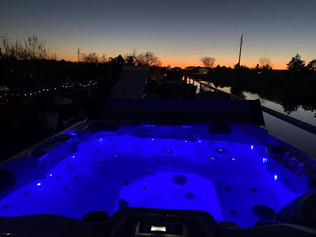 Sejour atypique et insolite sur notre peniche La Coradine avec grand spa nuit insolite Languedoc Roussillon Aigues Mortes 14