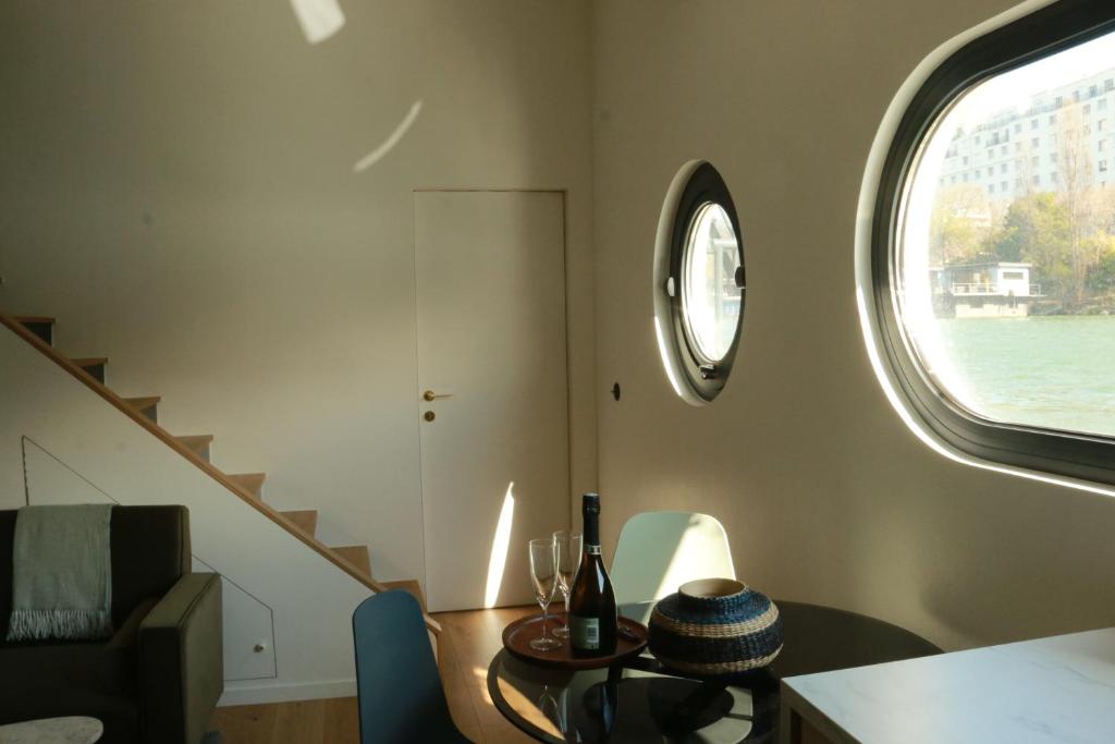 Studio tres cosy independant dans une peniche Paris 16 nuit insolite Ile de France Puteaux 1