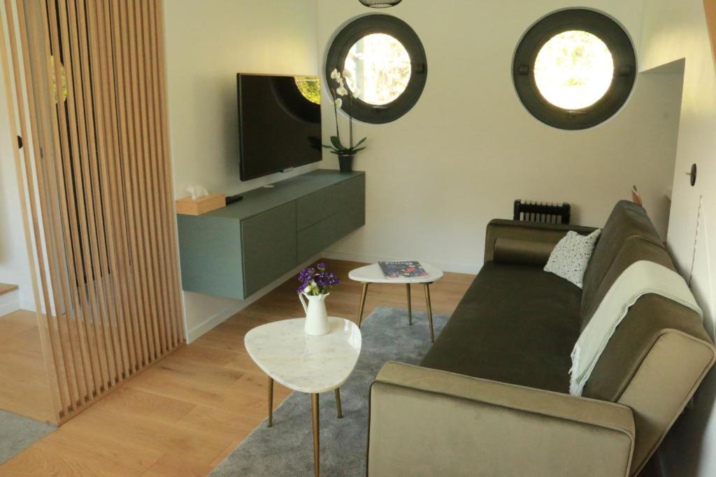 Studio tres cosy independant dans une peniche Paris 16 nuit insolite Ile de France