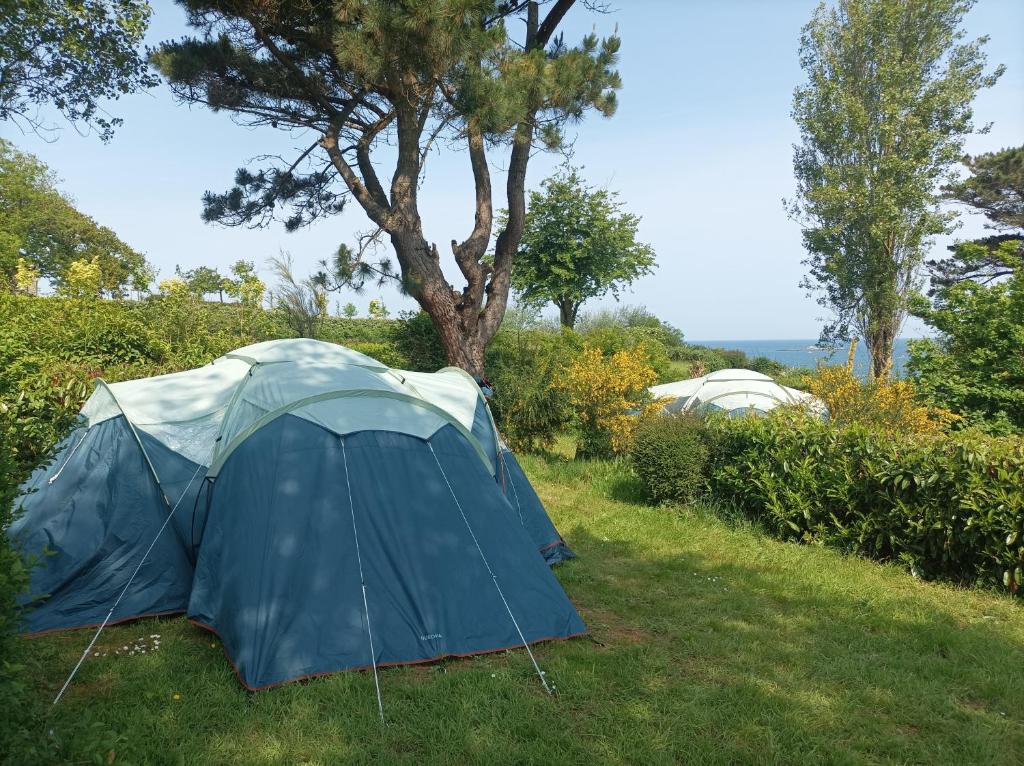 Tente 3 chambres petit camping familial vue mer nuit insolite Bretagne Plestin les Greves 12