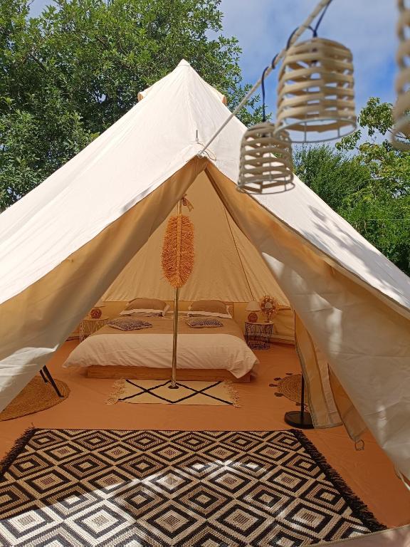 Tente mongole o Reves Atypiques nuit insolite Auvergne Bouce