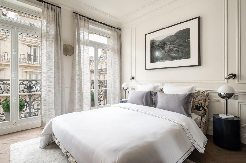 The very central location allows you to go everywhere in Paris in 30 minutes nuit insolite Ile de France Paris 17