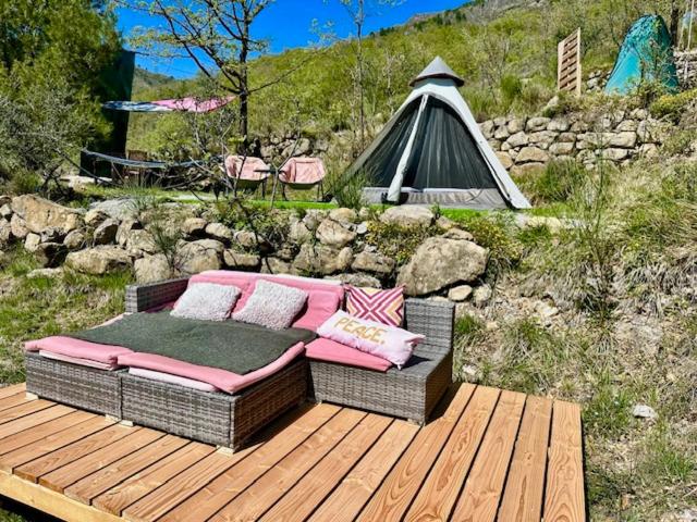 Tipi sous les etoiles service petit dejeuner et diner nuit insolite Provence Alpes Cote dAzur Luceram