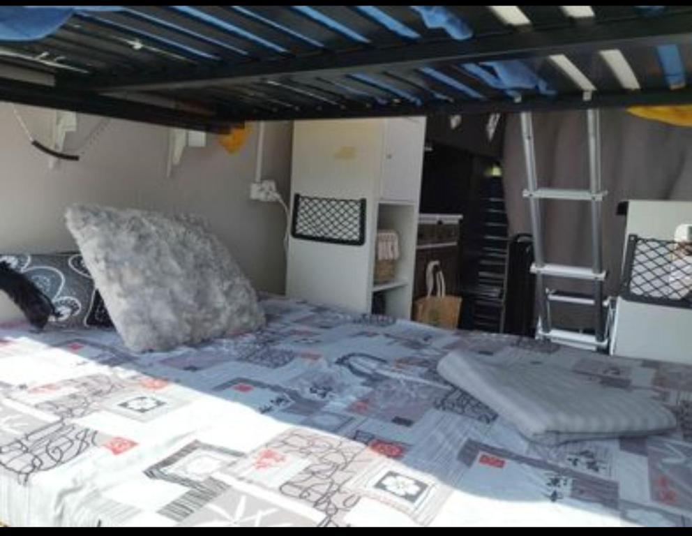 Van amenage SANS SANITAIRES a linterieur sur un stationnement public nuit insolite Languedoc Roussillon Montpellier 4
