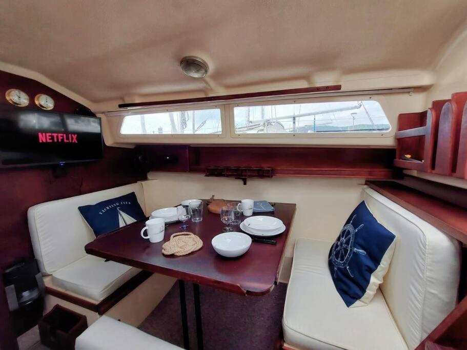Voilier Sunbeam Yachts 275 a quai au Grand Port Aix les Bains nuit insolite Rhone Alpes Aix les Bains 9