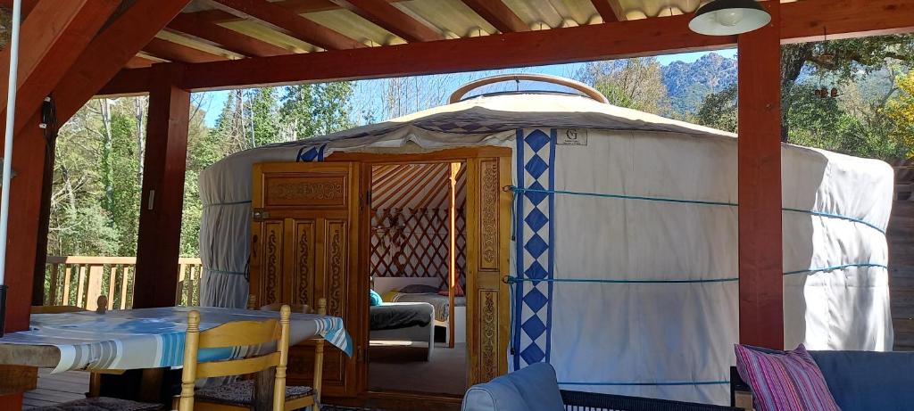 Yourte au calme avec piscine nuit insolite Corse Carbuccia