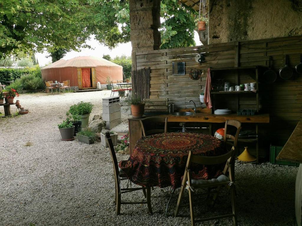 Yourte traditionnelle de Mongolie Chez Souraya nuit insolite Languedoc Roussillon Saint Pargoire 4