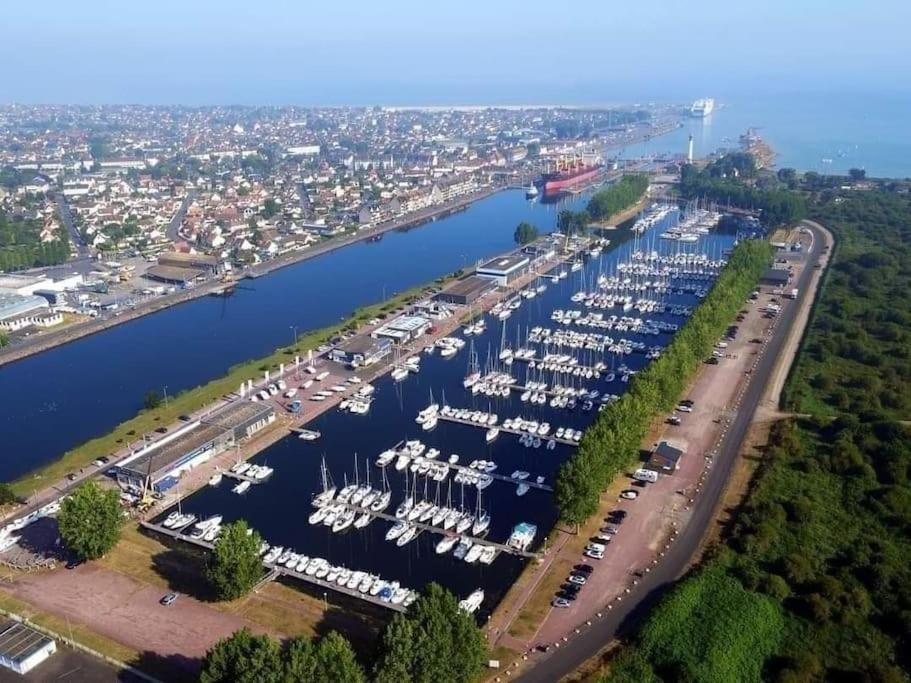 bateau au port nuit insolite Normandie Ouistreham 13